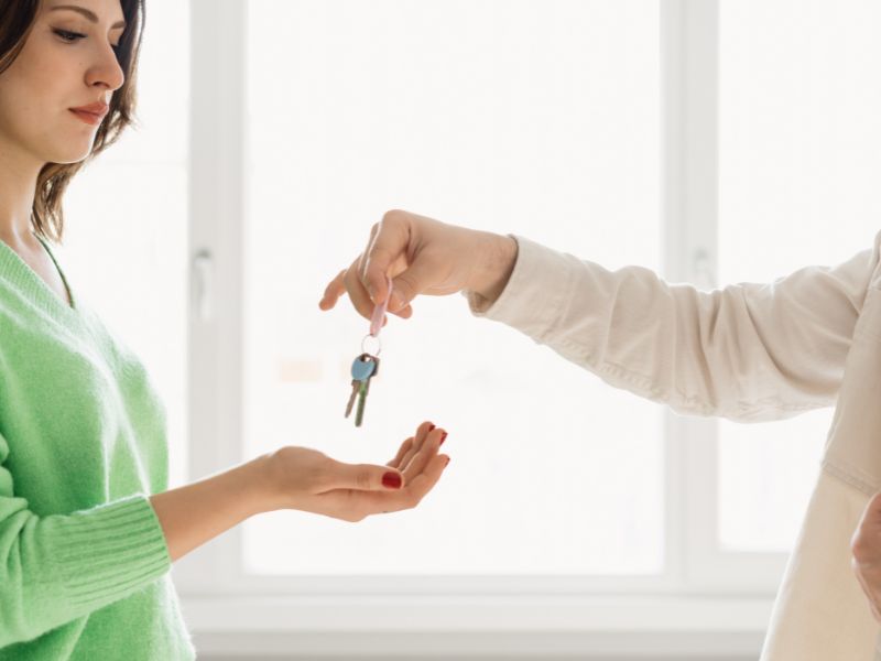 ragazza riceve una chiave di casa