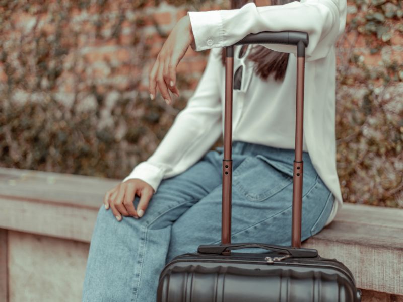 donna con valigia