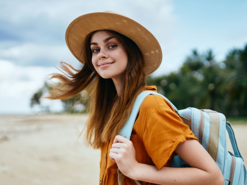 ragazza con zaino turista