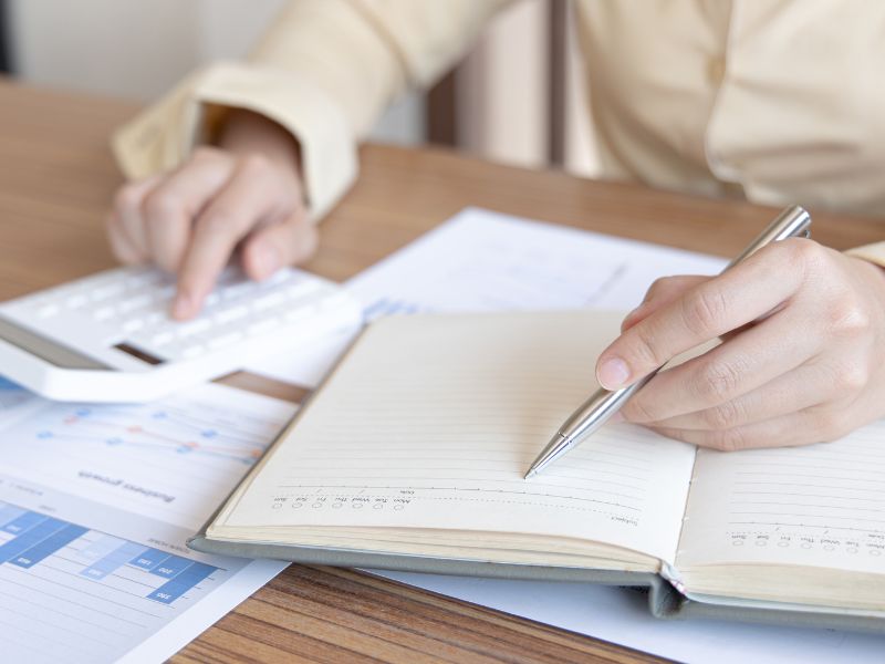 uomo controlla delle date in agenda con una penna