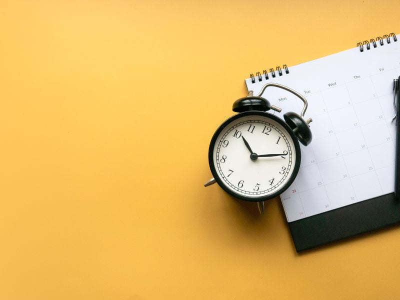 orologio e calendario su sfondo giallo