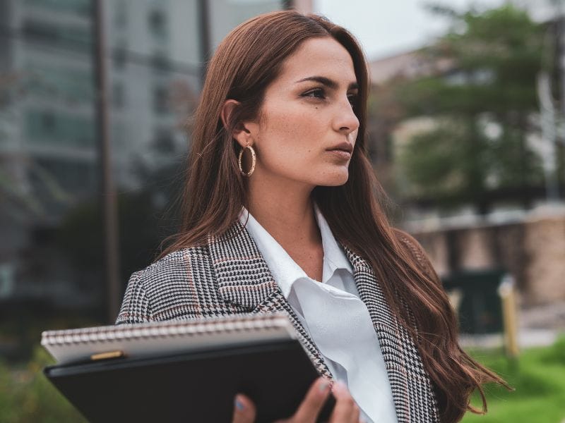 donna d'affari pensa agli immobili per investimento