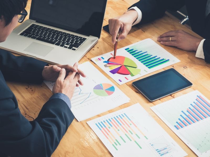 uomo mostra grafico a un altro uomo