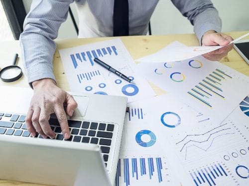 uomo al computer calcola la leva immobiliare
